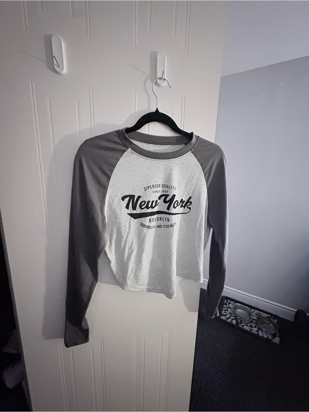 New York Graphic Raglan Cropped Long-Sleeve Tee - Gray